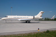 OE-IOO @ VIE - Globalexpress 5000 - by Yakfreak - VAP