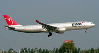 N813NW @ EHAM - Northwest Airlines - by Sylvia K.
