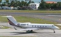 N499QS @ TNCM - taxing runway 10