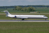 F-GMLK @ VIE - Blue Line MDD MD80 - by Thomas Ramgraber-VAP