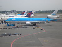 PH-KCF @ EHAM - Docking into E-Pier - by Henk Geerlings