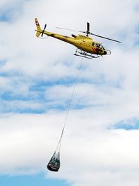 HB-ZHY @ LSZS - home delivery drinks and food in Swiss Alps - by Didier Gerber
