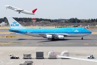 PH-BFS @ RJAA - With JL B763 One World C/S - by J.Suzuki