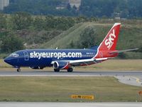 OM-CLA @ VIE - SkyEurope's second 737-322 and also the second 737 Classic wearing full SkyEurope livery - by P. Radosta - www.austrianwings.info