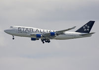N121UA @ KSFO - In Star Alliance colors. Approaching one of the rwys 28 - by Philippe Bleus