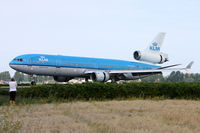PH-KCD @ EHAM - Catch the spotter - by Peter Pabel