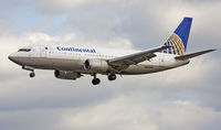 N69348 @ KSAT - Short final for rwy 3. Good for the carwash. - by Philippe Bleus