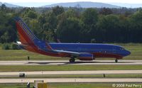 N916WN @ IAD - A late afternoon Southwest arrival sliding in