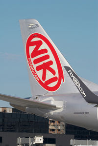 OE-IHA @ VIE - Niki Embraer 190 - by Yakfreak - VAP