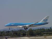 PH-BFC @ LAX - Landing on 24R - by Helicopterfriend