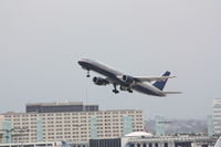 N562UA @ LAX - UAL116 - KLAX-KORD - Departing RWY 25R - by Mel II