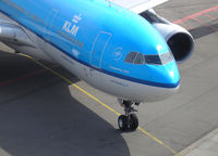 PH-AOB @ EHAM - Schiphol Airport arrival - by Henk Geerlings