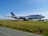 F-GITD @ LFPG - getting towed to her gate