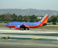 N200WN @ LAX - Southwest Boeing 737-7H4 in new colors @ LAX 18.11.08 - by Steve Nation