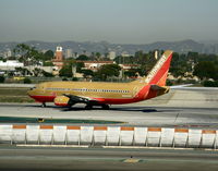 N323AS @ LAX - Southwest 2004 Boeing 737-3H4 in old colors - by Steve Nation