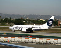 N614AS @ LAX - Alaska 1999 Boeing 737-790 rolling on RW 24L - by Steve Nation