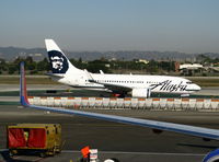 N614AS @ LAX - Alaska 1999 Boeing 737-790 framed by Southwest winglet - by Steve Nation