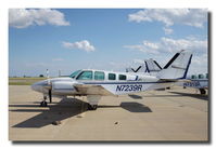 N7239R @ KATW - 1975 Beech 58