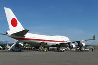20-1102 @ YVR - Unloading after arrival of Emperor of Japan in Vancouver.