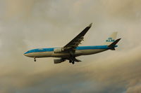 PH-AOB @ YVR - Landing at YVR