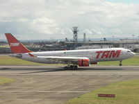 PT-MVB @ EGLL - TAM touching down