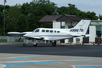 N98676 @ I19 - 1976 Cessna 402B - by Allen M. Schultheiss