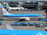 PH-BDS @ EHAM - KLM pushing back