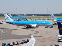 PH-AOA @ EHAM - Pushing back off stand