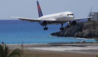 N672DL @ TNCM - landing on runway 10