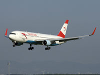 OE-LAZ @ VIE - Eqpd. with winglets - by P. Radosta - www.austrianwings.info