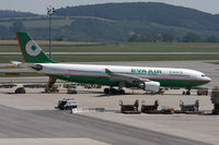 B-16312 @ LOWW - relax spotting - by Peter Pabel