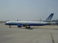 N552UA @ KORD - Boeing 757-200 - by Mark Pasqualino