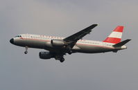 OE-LBP @ LOWW - Short final rwy 34 - by Florian Seibert