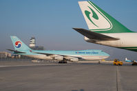 HL7600 @ VIE - Korean Air Cargo Boeing 747-400