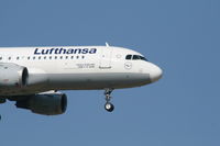 D-AIQF @ EBBR - flight LH4572 is descending to rwy 02
