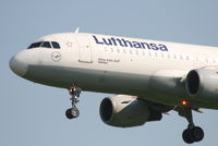 D-AIQC @ EBBR - arrival of flight LH4572 to rwy 25L