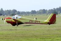PH-944 @ EHHV - rolling to the end of the Hilversum runway.