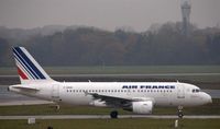 F-GRHK @ EDDH - Waiting for an landing colleague - by Holger Zengler