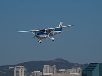 N182GK @ KSMO - N182GK arriving on RWY 21 - by Torsten Hoff