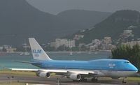 PH-BFH @ TNCM - KLM backtracking runway 28 for take off - by Daniel Jef