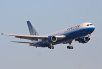 N642UA @ KORD - UAL943 arriving from LFPG, short final 22R KORD. - by Mark Kalfas