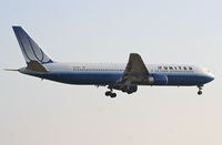 N642UA @ KORD - UAL943 arriving from LFPG, short final 22R KORD. - by Mark Kalfas