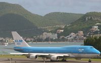 PH-BFH @ TNCM - KLM 747-400 taxing runway 28 - by Daniel Jef