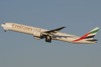 A6-ECD @ VIE - Emirates Boeing 777-31H(ER)