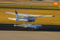 N5235C @ CID - Early morning, taxiing to Runway 13