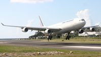 F-GLZT @ TNCM - Airfrance Landing at St Maarten - by Daniel Jef