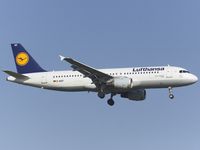 D-AIQT @ EDDF - short final RW07R - by FBE