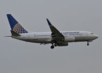 N39726 @ KORD - Continental Airlines Boeing 737-724, COA1183 arriving from KEWR on 22R. - by Mark Kalfas