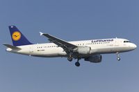 D-AIQU @ EDDF - short final RW07R - by FBE