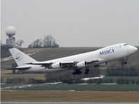 A6-MDG @ VIE - One of the last 747-200 built - note that there are only two windows on the right side of the upper Deck!
